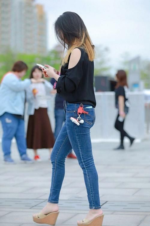 街拍：小姐姐逛街成焦点，一举一动都显高级感，不可拒绝地魅力