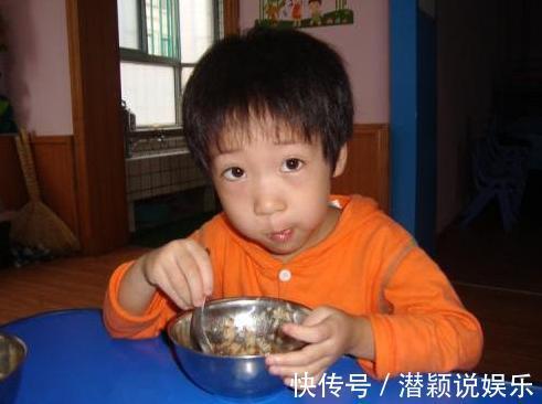 宝妈|7岁女童2年没长个,只因常吃2种饭,儿科医生别再给孩子喂了