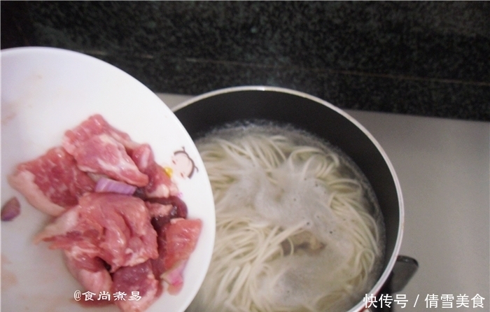 这几样食材搭配煮面,营养丰富汤很鲜,补气血,早餐常备