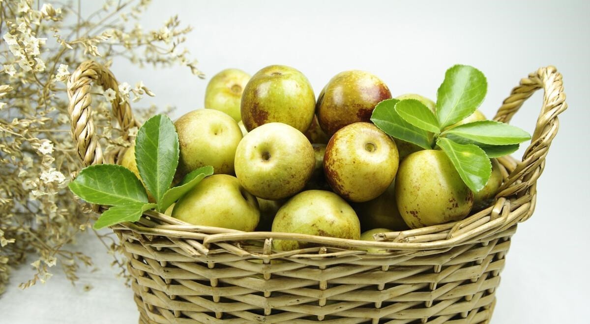 维生素C是苹果的60倍，看着不起眼的一道水果，蒸来吃太香了