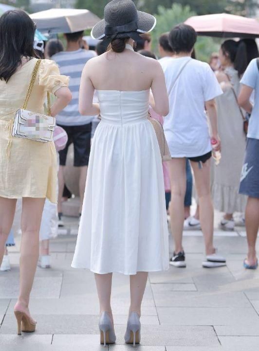 老六|老六街拍集如果你想成为人群的主角，一件连衣裙，或许就行了