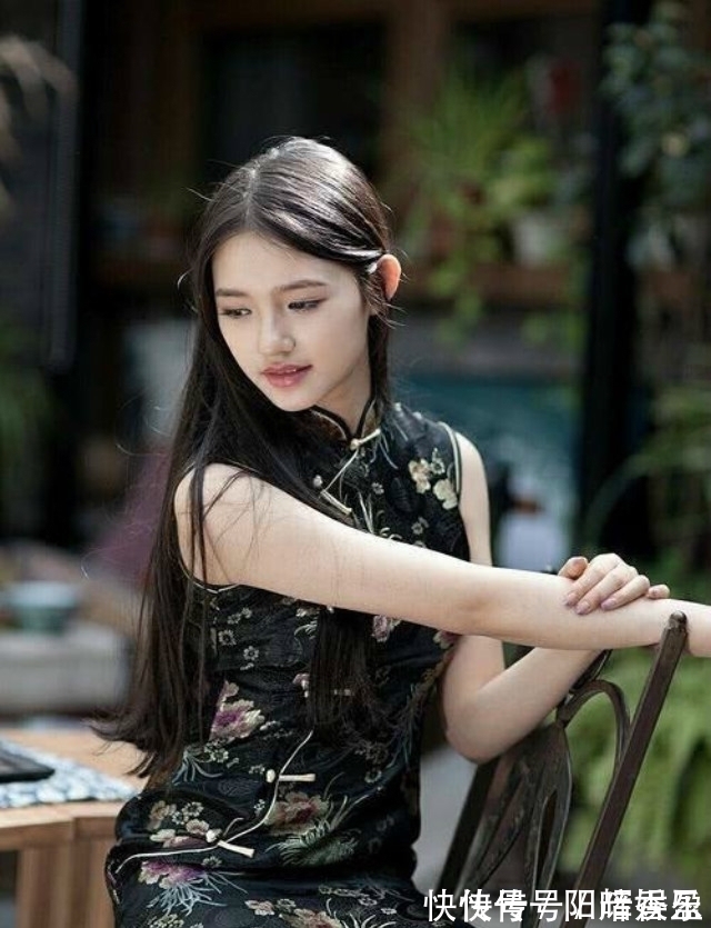 改装 最美“旗袍”妈妈厉害了,XS码改装旗袍都能穿下,亲家母都要嫉妒