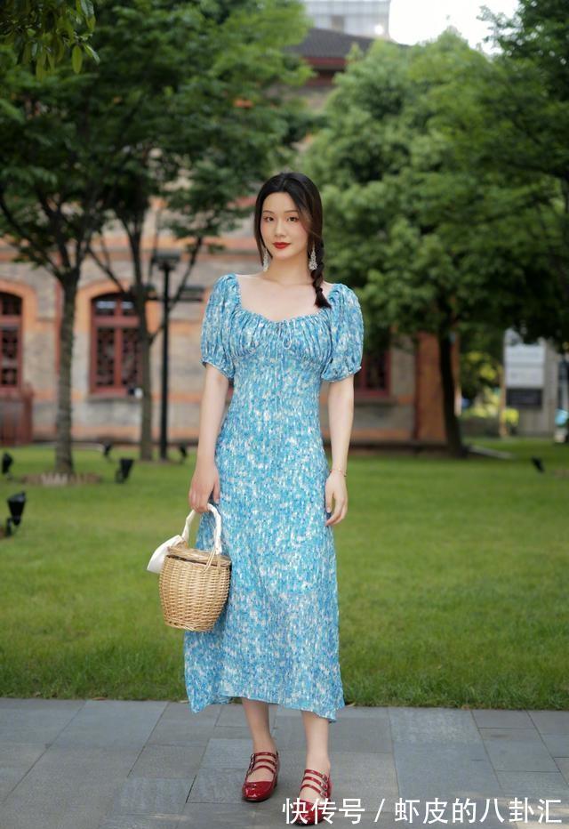 小姐姐|连衣裙推荐:8位小姐姐演绎花裙子不同穿法,换发型决定不同气质