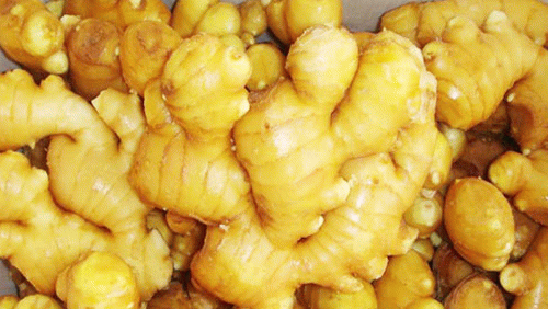 女孩睡前把“生姜”贴肚脐里，半月后，3大惊喜变化“不请自来”