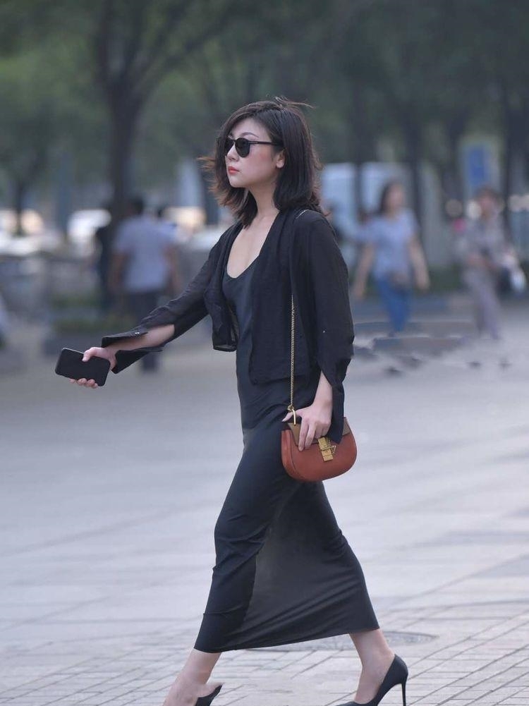 清新|街拍:要清新还是耍性感?一件飘逸吊带裙满足你所有需求!