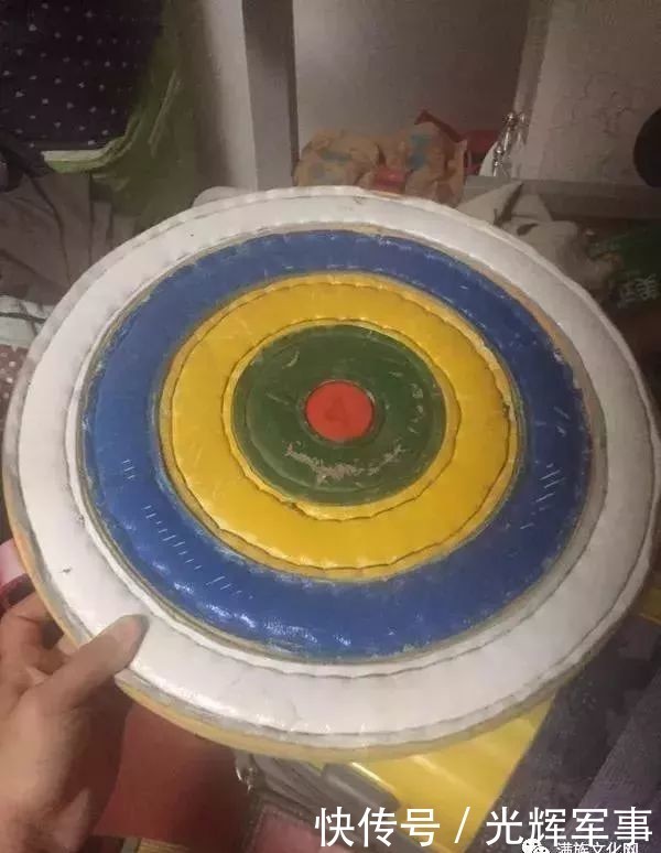 满洲的铠甲为何外边看不到甲片?