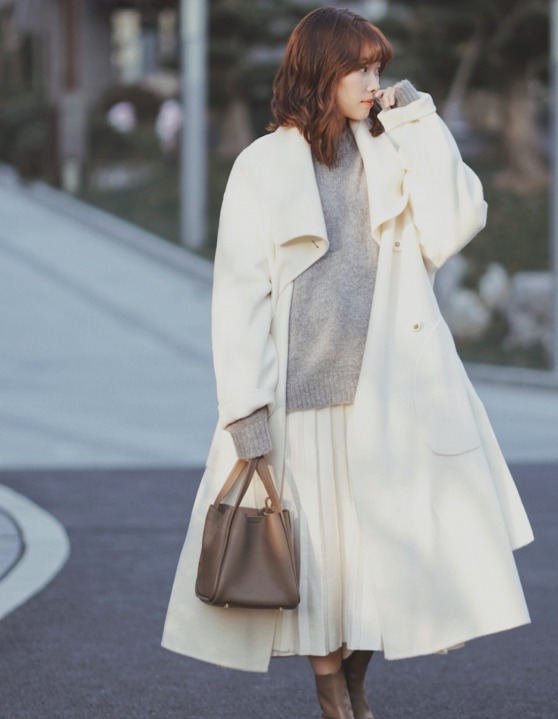 大衣|谁说小个子不能穿大衣?搭配上百褶裙高级洋气,瞬间显高又显瘦!