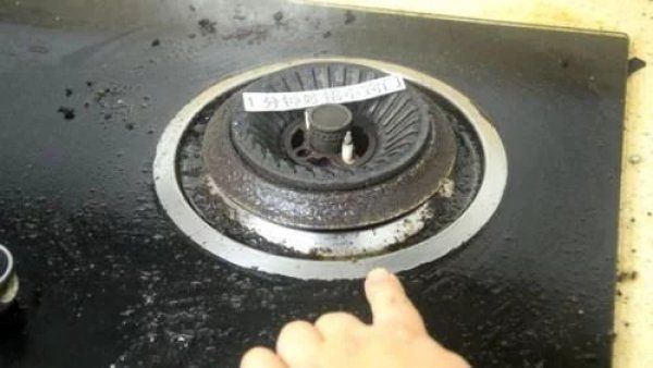 往燃气灶上倒点白醋,解决家家户户都有的一大烦恼,学会受用终生