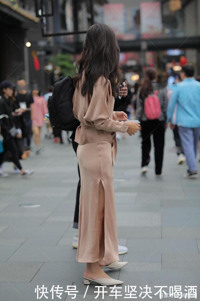 藕粉色宽松长款连衣裙,举止优雅,有气质