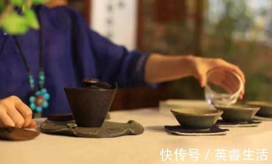 茶碱|喝茶水有一定的养生功效，但是这些情况下切记不要去喝茶水了！