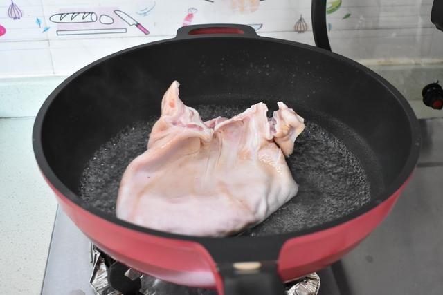 桂皮|猪身上这肉柔韧又脆富含胶质，先卤后炒味道鲜香，美容下酒棒极了
