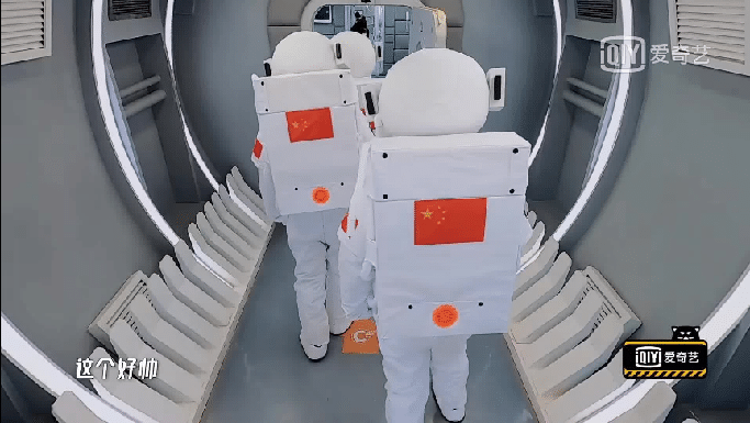 陈赫、郭京飞吃蒸海鲜超享受!下一秒却被“打包”带走?