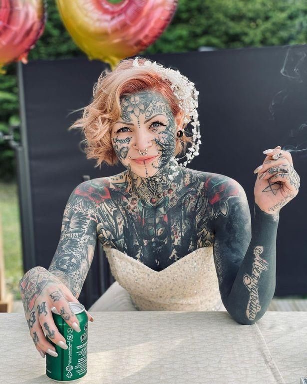 网红|芬兰网红穿上婚纱搭配纹身很美，携手新郎向粉丝炫耀独特婚礼