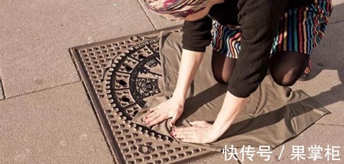 瞬间|女孩将T恤贴在井盖上,大家没懂!直到衣服拿起瞬间,都抢着买!