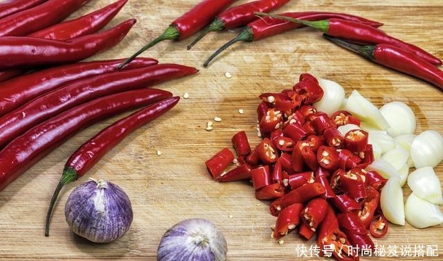 炒腊肉别忘了加这道配料,好吃开胃又下饭