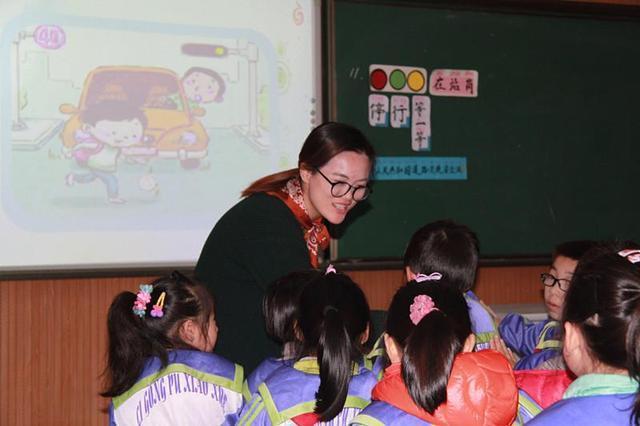 同学聚会 当老师前后对比判若两人,同学聚会差点认不出,真是女神变大妈