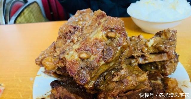 哈尔滨就4张桌子的小破店，28年没有菜单，大肘子78元1个每桌必点