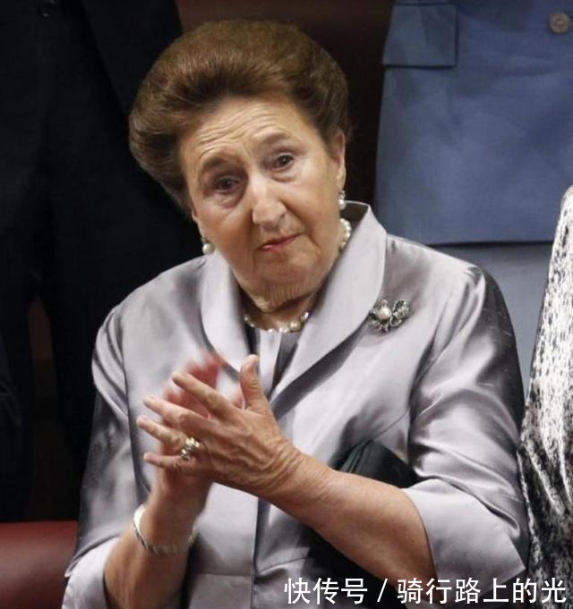 玛格丽塔 王室珠宝听说,钻石蝴蝶结胸针和珍珠更配哦