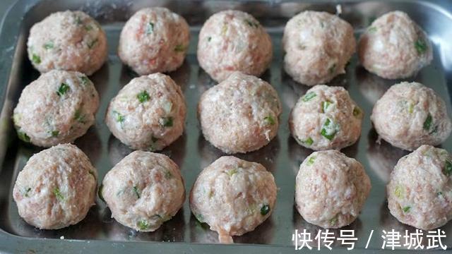 萝卜和它一起炖,味道特别鲜!热腾腾端上桌,营养下饭,吃完暖和