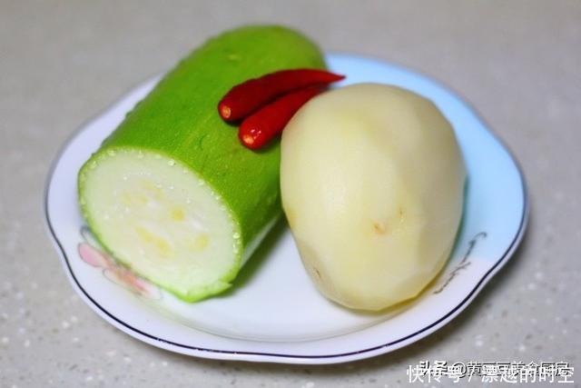 土豆别再炒土豆丝了，这种做法才是孩子最爱的，炒一盘都不够吃