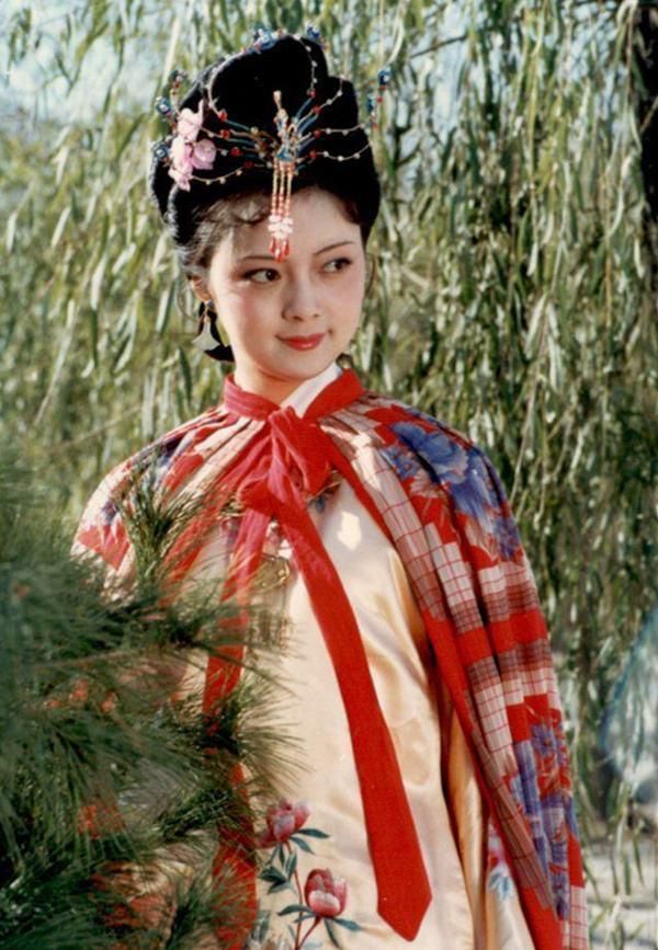 淑女|一个与宝玉同床共枕,一个守着宝玉绣鸳鸯,黛玉和宝钗谁才是淑女