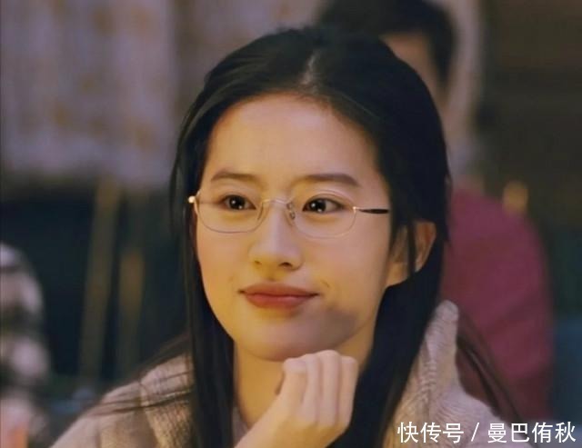 女生|“头包脸”的女生有多好看?不管是戴帽子还是眼镜,都洋气显脸小