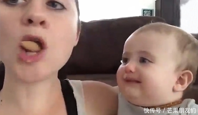 妈妈|2岁宝宝让妈妈尝口甜筒,不想被妈妈全吃掉,宝宝的反应笑翻妈妈