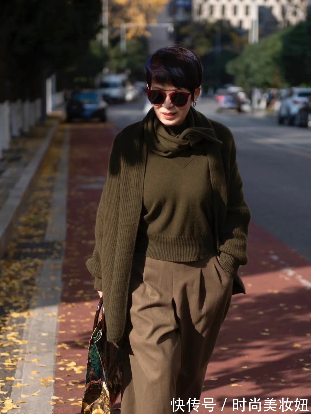 针织衫|这才是60岁女人该有的模样,靠穿搭赢得体面,气质真高级