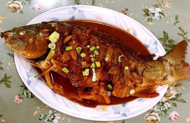 鲤鱼|湿气重的人坚持每天吃4种食物,可排出体内湿毒,更好保护身体