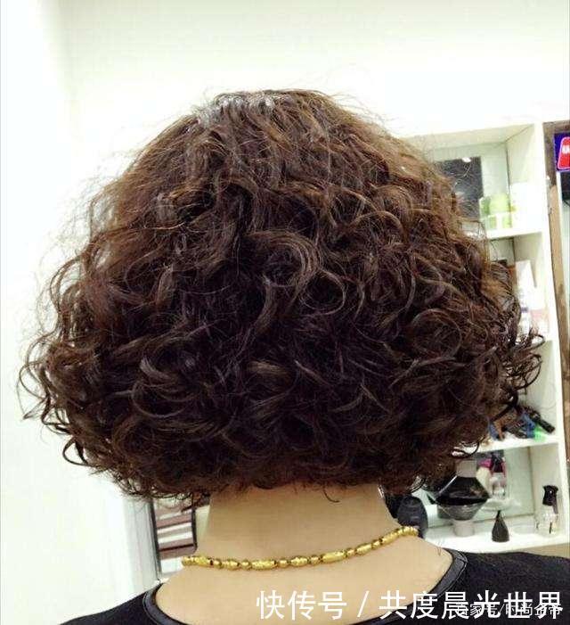 烫发|女人过了40岁,过年别烫“大妈卷”,这4款更适合走亲访友