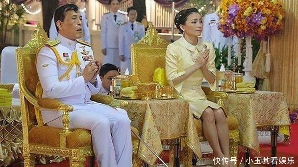 贵妃|苏提达穿娃娃领套装亮相!戴四串珍珠项链和粉宝石胸针向贵妃出招