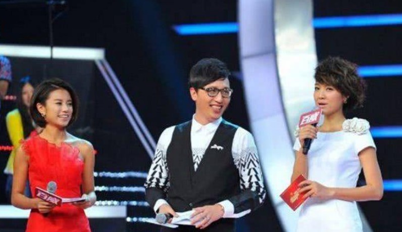 华少|主持人伊一因为太着急,上台前忘记穿内衣,一旁的张国立很淡定