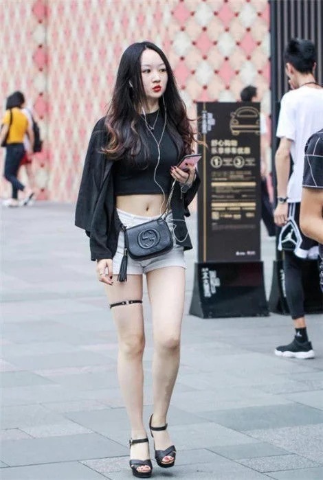 街拍:气质美女穿白色衬衫裙,秀出纤腰和长腿,温文尔雅