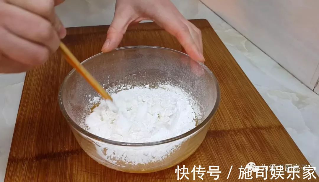 2勺面粉,1个鸡蛋,筷子搅一搅,做法比油条简单,比麻花都好吃