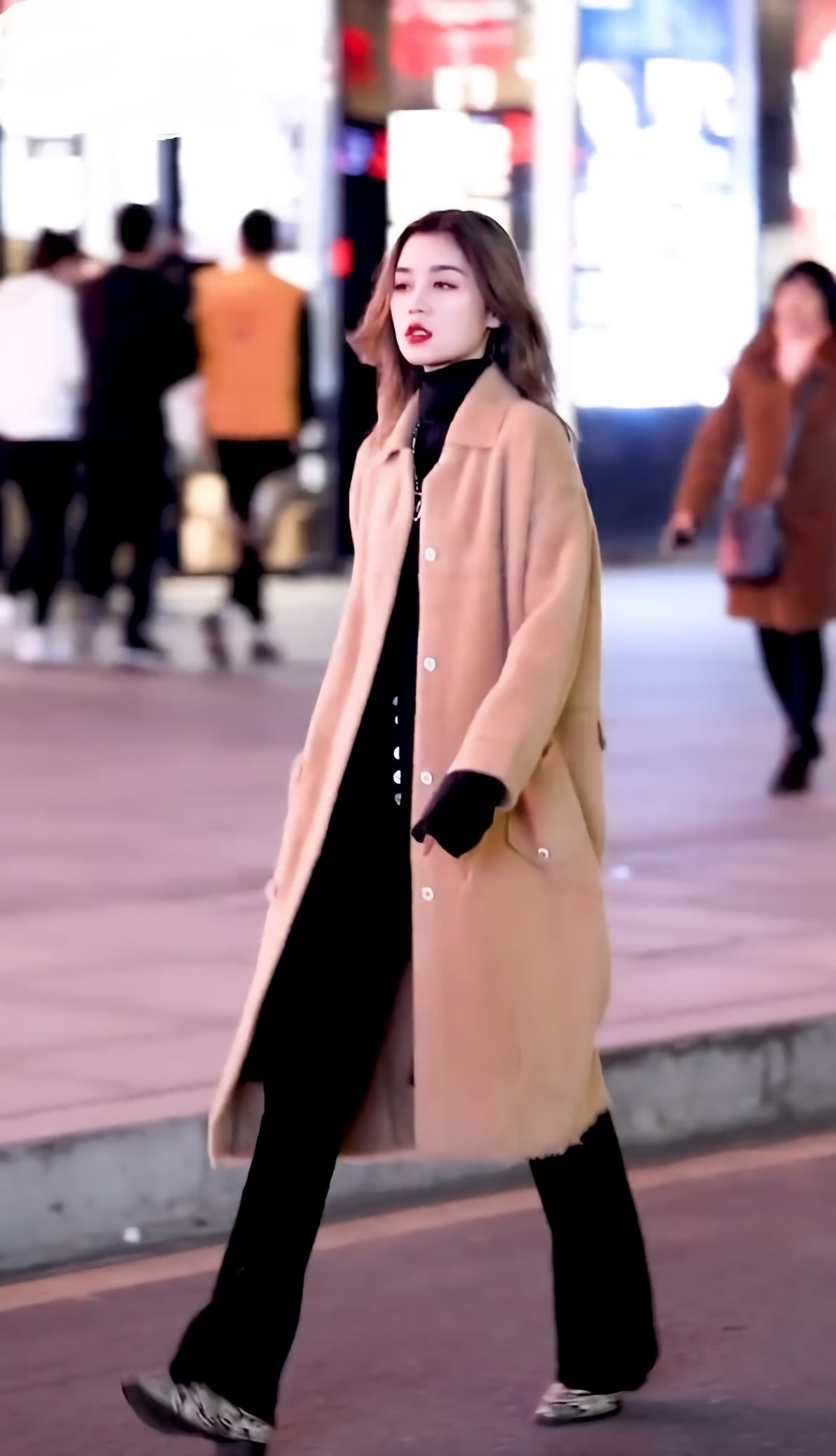 紧身裤 大衣别搭配紧身裤了,搭配一条“泥鳅裤”才显瘦,时髦还特帅气!