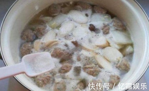 煮猪肉的“白沫”是脏的还是营养物质,有很人少知道,带你了解下