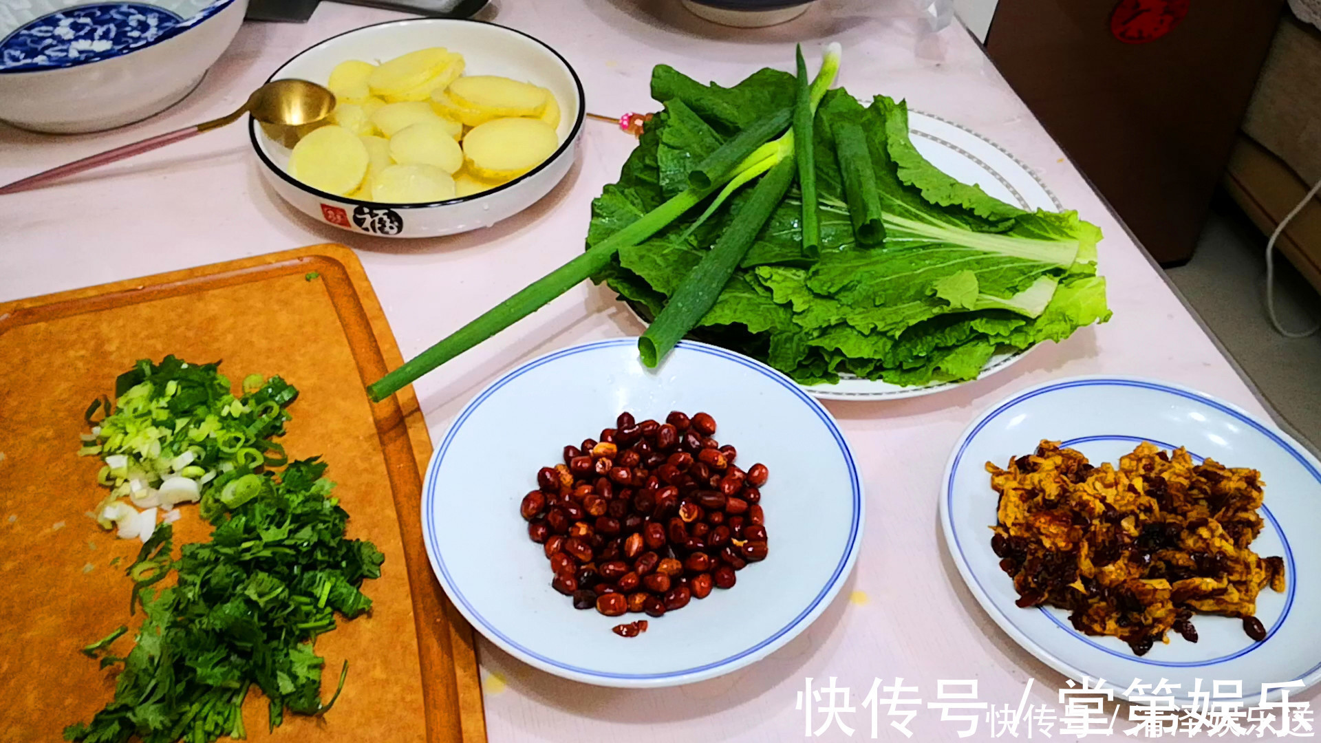 搅拌均匀|吃剩的米饭别再做蛋炒饭,教你农村特色吃法,一顿3个不够吃,香