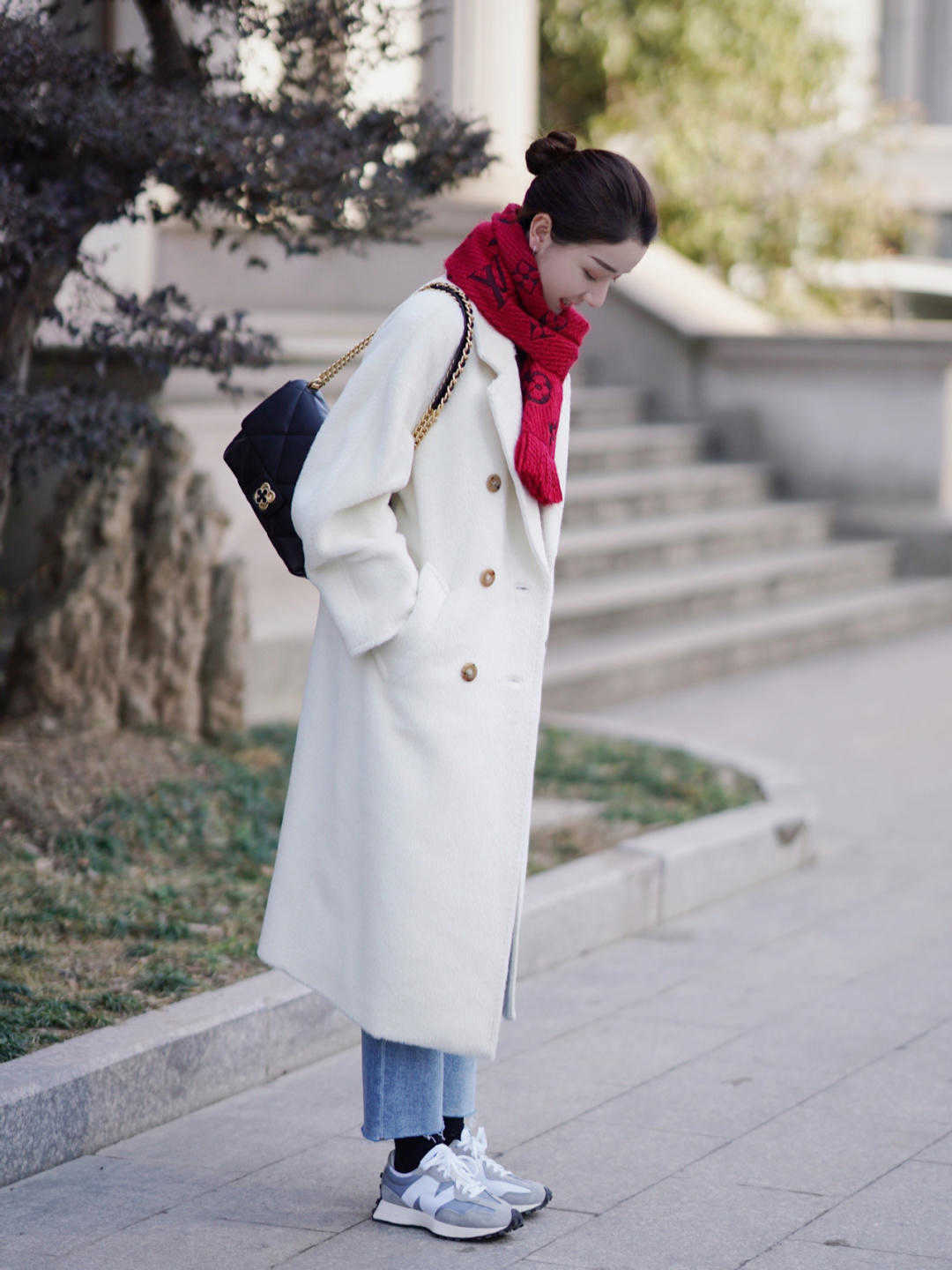 穿搭|秋冬买大衣,尽量减少黑白灰,这几种颜色更高级,衬托肤色显白