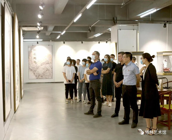作品展!【展览现场】郑瑰玺大景花鸟画展暨中国玉雕大师作品展火热进行中