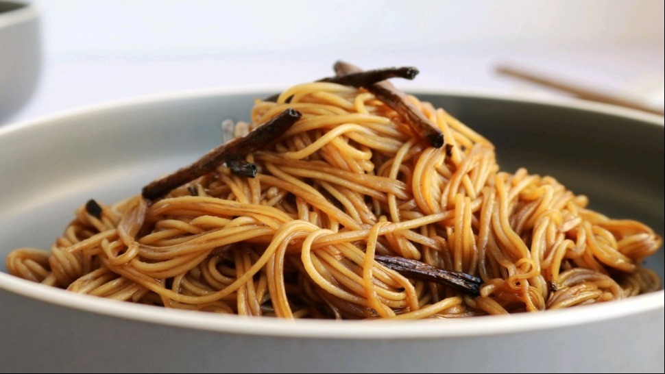 超美味的葱油拌面做法，几分钟搞定，葱香浓郁，超过瘾！