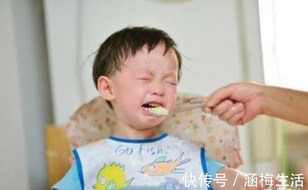 孩子|4岁女儿独自拿行李进幼儿园,爸爸拍下背影后,忍不住流泪:心疼