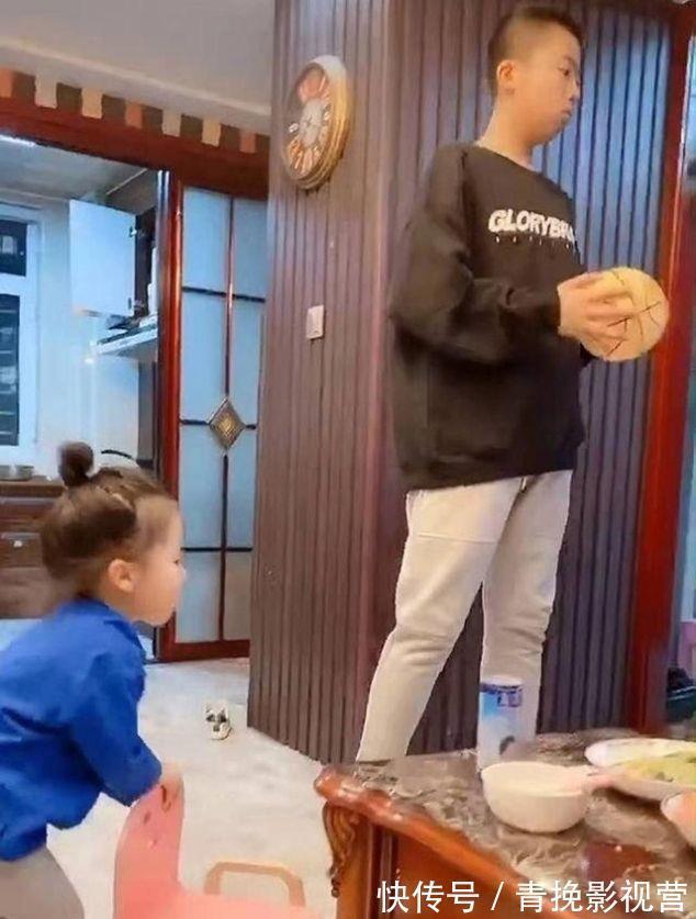 放假|女儿在家称王称霸,哥哥放假后,妹妹“不一样了”,妈妈无法淡定