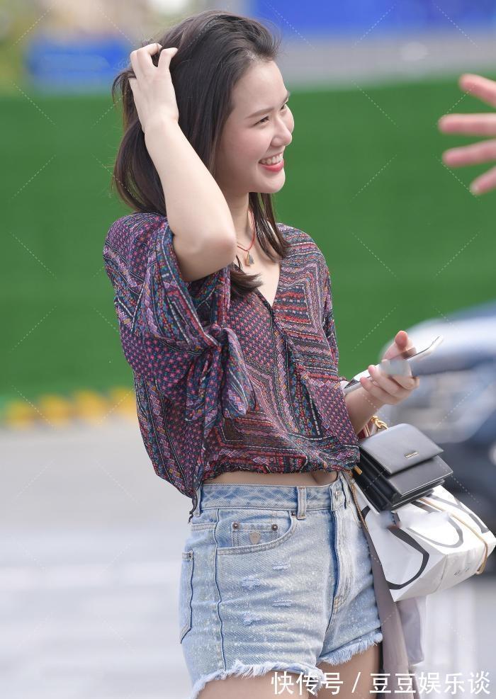 穿搭 时尚:干练的美女简单随性的穿搭,潮流时尚有个性!