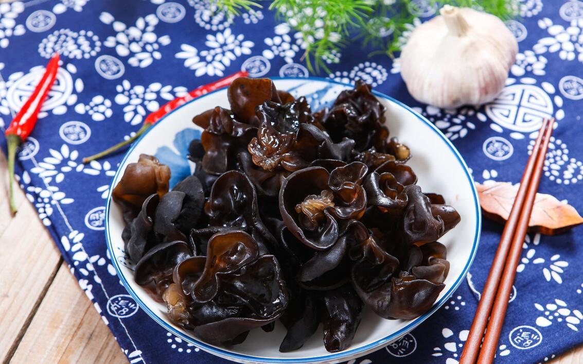 凉拌菜|木耳别再只用清水泡了,多放这2样,泡发速度快,洗得更干净