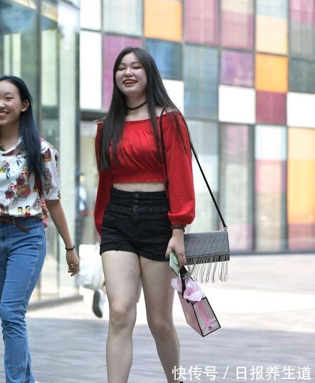 裤子 牛仔打底裤搭配时尚白色上衣,好看甜美,找到合适的衣服穿搭!