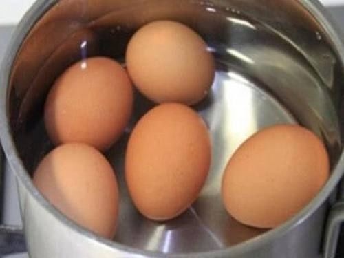蛋壳|煮鸡蛋时,不要只用清水多加这1步,鸡蛋又香又嫩营养高