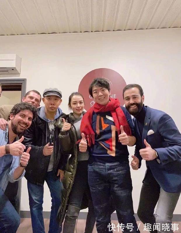 郎朗吉娜录制辽视春晚 与团队合照气氛轻松欢快