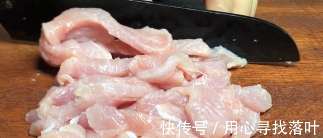 秋天多喝丝瓜三鲜汤,试试这样搭配食材,汤汁奶白,对抗秋燥!