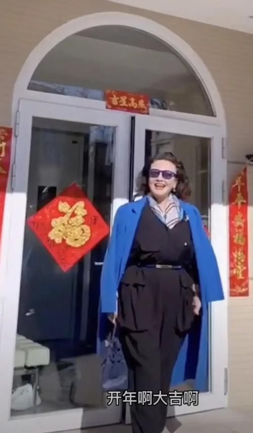 大S婆婆把豪宅当背景！穿连体衣小肚子凸出，拎十万包包太像贵妇