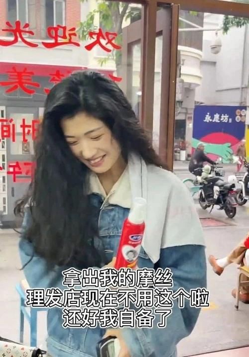 你以为美女只是假脸、假胸、假屁股吗？不，她可能连脚都是假的